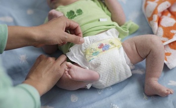 Как менять подгузник новорожденному